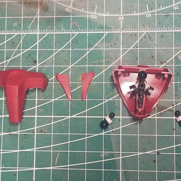 HGUCズゴック改修オリジナリティを発揮する前に、まずは可動域の狭さを修正腹部を削って前屈姿勢が取りやすくした後、頭部を改修悪人顔にしつつ頭頂部を削って、ギュっとした（ 語彙力）この時点で代表的なポーズは格好が付いたあとは膝立ちと腕だらん（ 語彙力）膝立ちさせるにはスカート？が邪魔なので、股関節を前後稼働出来るように調整しつつ、前スカートもRG的に可動するようにした膝立ちもそれっぽくなったが、腕が短い2〜3ミリ延長した方が異形感が高まるので、後ほど修正（5枚目）