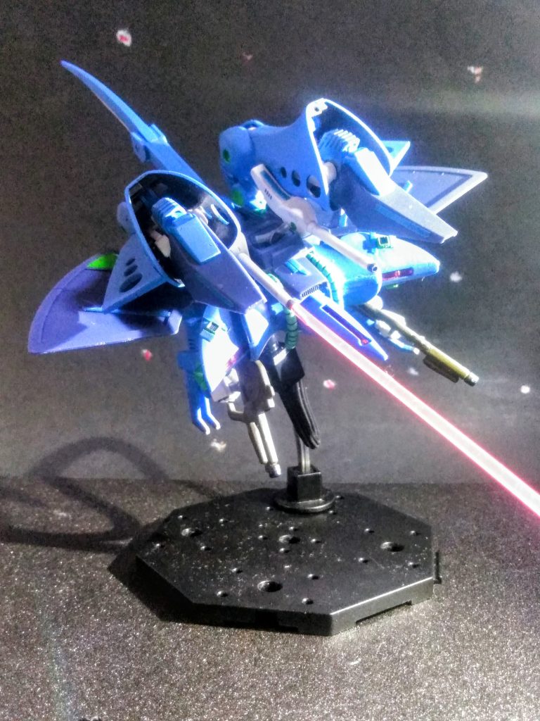 ドンだけ前置き置いてンだ💢ナンテ💦言葉が聴こえる前に開幕です 😌初見で『ゑイ』⁉️😳と!思い付く❗🙃(勿論「UP主」基準)『RX-139 ハンブラビ』を発表です🤗🎶🎶 🆙背部ビーム ライフル?😟?本来であればビーム キャノンやメガ粒子砲と呼ばれるような装備ではあるが、コスト削減を目的にビーム ライフルの機構を流用した為の名称 😒それと両手に保持してイルのは『スイゾ 大尉』がオーダーメイドしたショート型 ビームライフルでして、サーベル発振も出来ます👍ペットネームは『ウマヅラハギ』😜