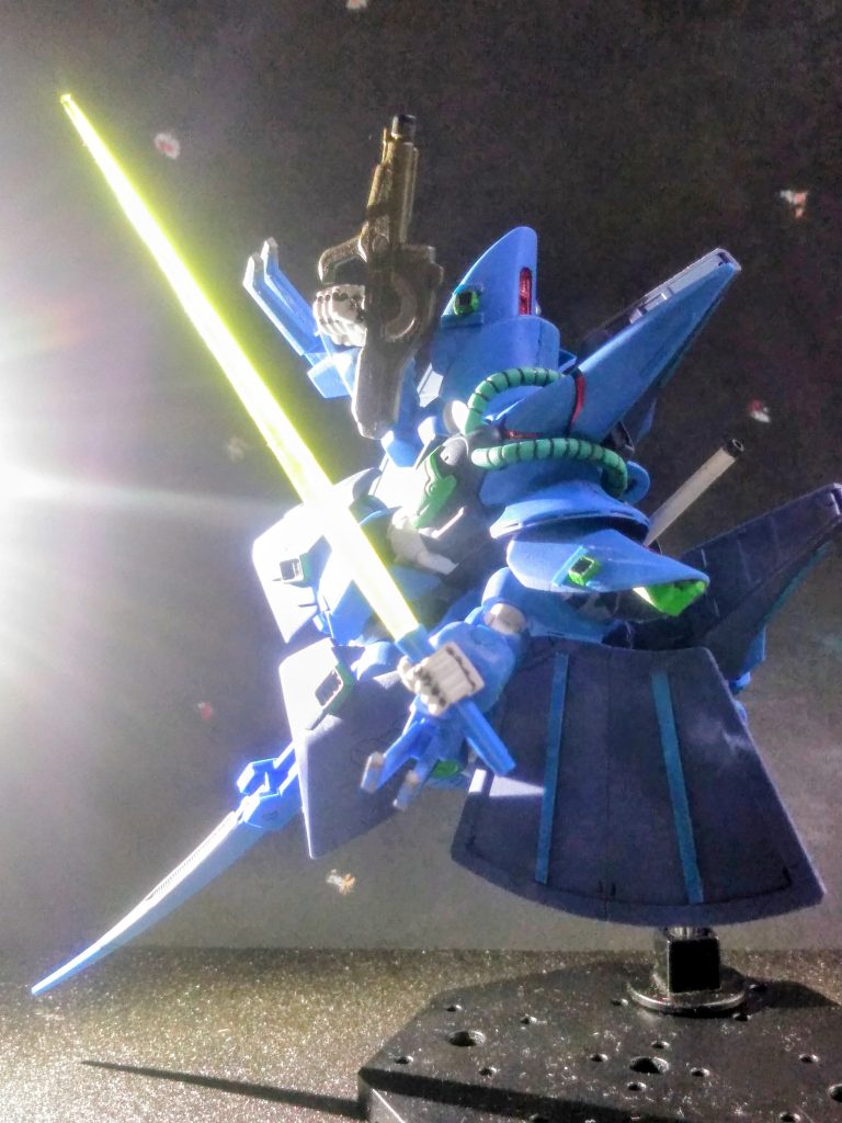 はい!メインウェポンの次は「ビームサーベル抜刀❗」と、イウ"まいるーる"が在るのでヤっときます 😁 🆙両前腕に1基づつ装備 🤔収納時にはビーム ガンとしても運用可能です 😚 ゲキチュウ デモ ウッテタ