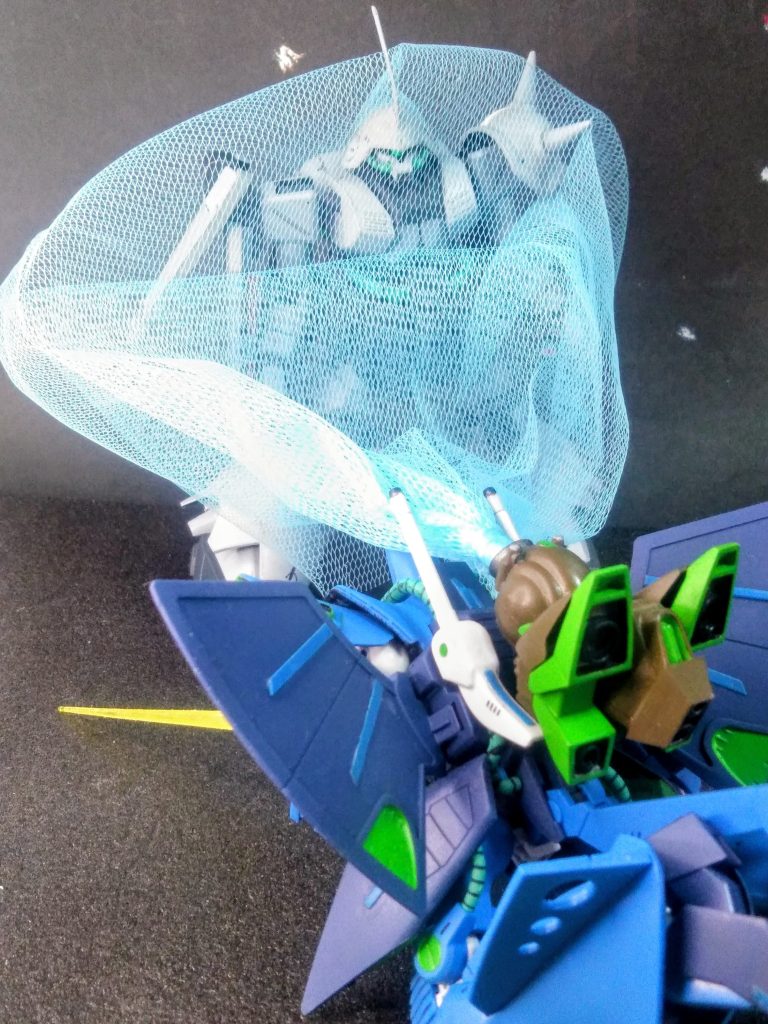 『ケロっピ🐸ユニット』には、もう一つの特殊兵装が在りまして 😌既存兵器『クモの巣🕷️🕸️』の発展型となる『トアミ(勿論P,N)』が『ケロっピ🐸のお口の下』に装備されています😤💨『クモの巣🕷️🕸️』は複数機体による連携攻撃ですが、此方は単機での使用が可能 😆🎶🎶 🆙『クモの巣』とは「MA形態でも腕を使用可能」という独特の利点と組み合わせた戦法。3機の間にクモの巣状にワイヤーを展開、敵機を捕縛し3機分の電撃を浴びせる。固定兵装かどうかは不明 😒