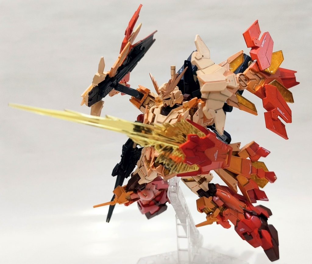 シールド兼大型ビームサーベルである、専用武装:スヴァリン(Svalinn)の展開時。ビームサーベル部分はシナンジュのジャンクパーツとして持っていたものを、切った貼ったで成形しました。