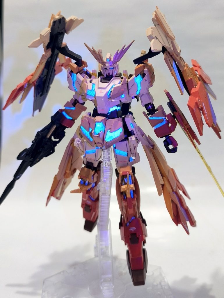 サイコフレームは、シルバー→クリアイエローの上に、蛍光クリアを塗っています。UVライトでの発光が可能です。