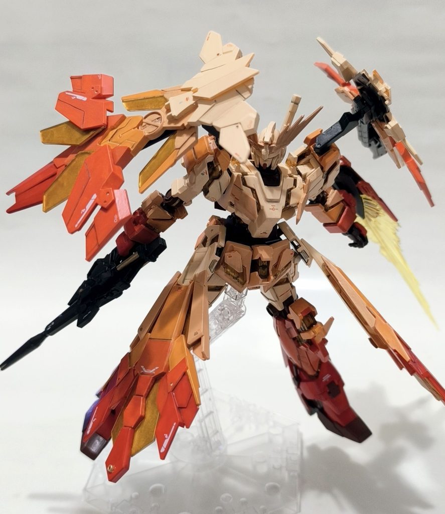 本機の大きな特徴としては、肩と腰に分割装備されたアームドアーマーです。もとのキットのアームド・アーマーDE(盾)を上下分割し、上部のパーツを腰に移植。下部の方は、肩アーマーに接続できるように改造しました。シールド先端周りがちょっとすっきりし過ぎていたので、踝のパーツを外して盾の側面に貼り付け、ボリューム感を出しました。だいぶ ”フェニックス”感が出せたかな、と思っています。