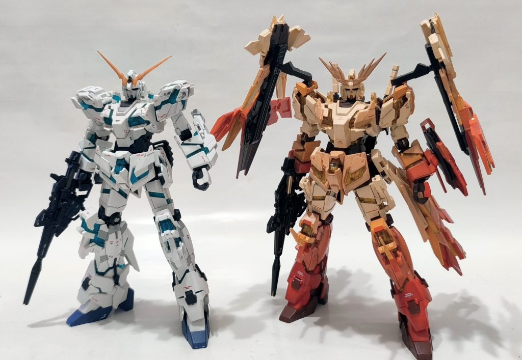 ユニコーンガンダム 素体との比較。カラーリングの変更インパクトがやはり大きくはありますが、細部の部品入れ替えによって本体形状の印象も、やはり違ったものになっています。