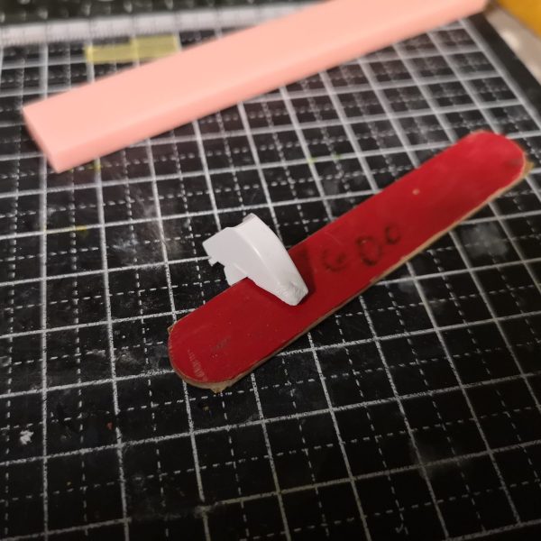 先日、色々な巡り合わせで購入できたウイングゼロです。購入から2週間ほど経って、やっと製作の時間がとれる様になり手を付けました。ガンダムＷが好きで、この機体も好きで・・・手を付けるのが怖かったのですが、丁寧に作りたいと思い、丁寧ってどういうことだ？と疑問を持ちながら作業を進めていました。やらかしました！！膝アーマーのめっちゃ目立つところ！！凄い抉りました。抉ったと言うか角の部分を豪快に切り落としました （泣犯人はコイツ、新調した3peaksの模型プロ片刃プラニッパー凄い切れ味良いのです、ぬるっと切れます。そして曲がったままでも切れます、切ってしまいました。どんなに素晴らしい道具でも、使用者がポンコツだとダメです犯人は私です塗装をする予定は無かったので切り取った部分を接着し、ランナーパテを盛ってみました。2～3日後に成形してみて、ダメなら塗装も検討しなくてはですね(;´д｀)トホホ（1枚目）