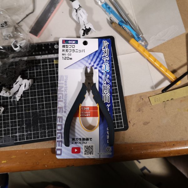 先日、色々な巡り合わせで購入できたウイングゼロです。購入から2週間ほど経って、やっと製作の時間がとれる様になり手を付けました。ガンダムＷが好きで、この機体も好きで・・・手を付けるのが怖かったのですが、丁寧に作りたいと思い、丁寧ってどういうことだ？と疑問を持ちながら作業を進めていました。やらかしました！！膝アーマーのめっちゃ目立つところ！！凄い抉りました。抉ったと言うか角の部分を豪快に切り落としました （泣犯人はコイツ、新調した3peaksの模型プロ片刃プラニッパー凄い切れ味良いのです、ぬるっと切れます。そして曲がったままでも切れます、切ってしまいました。どんなに素晴らしい道具でも、使用者がポンコツだとダメです犯人は私です塗装をする予定は無かったので切り取った部分を接着し、ランナーパテを盛ってみました。2～3日後に成形してみて、ダメなら塗装も検討しなくてはですね(;´д｀)トホホ（2枚目）