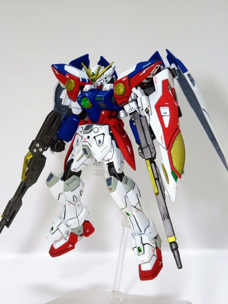 アンクルガードの左右の丸ディテールは、ヤスリで消してから新しくプラパーツを貼り付けました。