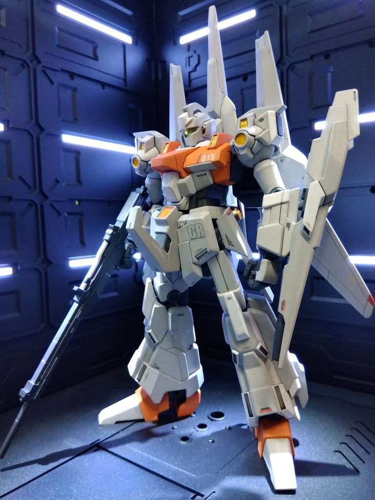 パケ絵と同じビームランチャー無しタイプで組みました。頭部バルカンの開口したらマズルが無くなってしまい、仕方なくメタルパーツを使用しましたがあまりの細かさに辟易。多用しているモデラーさんは尊敬します。