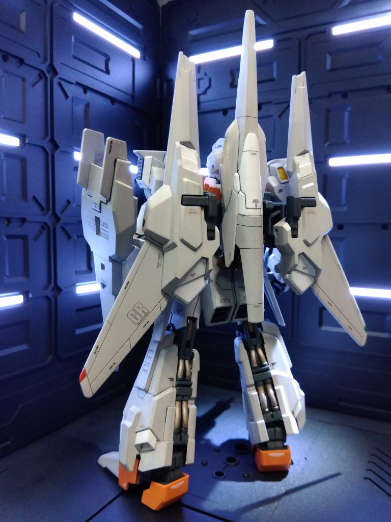 主翼にフラップ風スジボリをし、安売りしていたHGバルキリーのデカールの「NO STEP」等を貼りました。ついで翼端灯も塗装してみました。