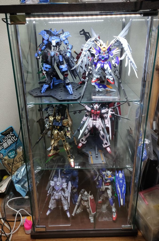 ガンプラ飾るガラスケース最高。