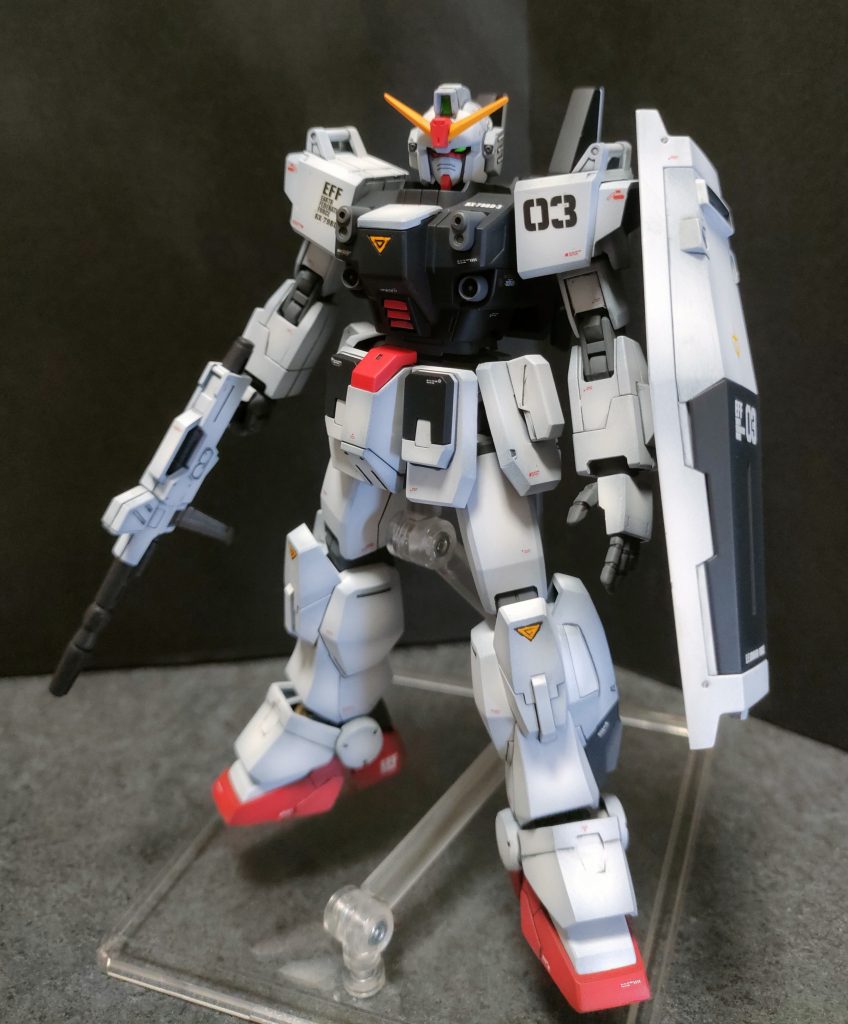 塗装はサーフェイサーブラックからの黒立ち上げで。白部分・・・アルティメットホワイト+ガンダムホワイトのグラデーション黒部分・・・ミッドナイトブルー+余った塗料のグラデーション赤部分・・・アルティメットホワイトのグラデーションからのモンザレッドこんな感じで癖が強くならないようにグラデーションをかけました。