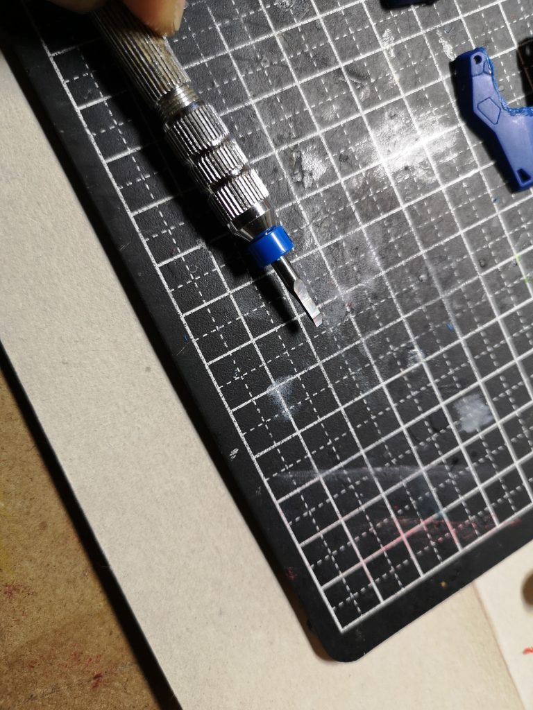 作品名：やっちまった<p>最近、こんな投稿しかないですね パーツ分割するのにスジボリーカーバイトで溝掘ってたら、変な方向に力をかけてしまい…ポキッ❗あー鋸とかナイフ使ってりゃ良かったよぉ</p>

