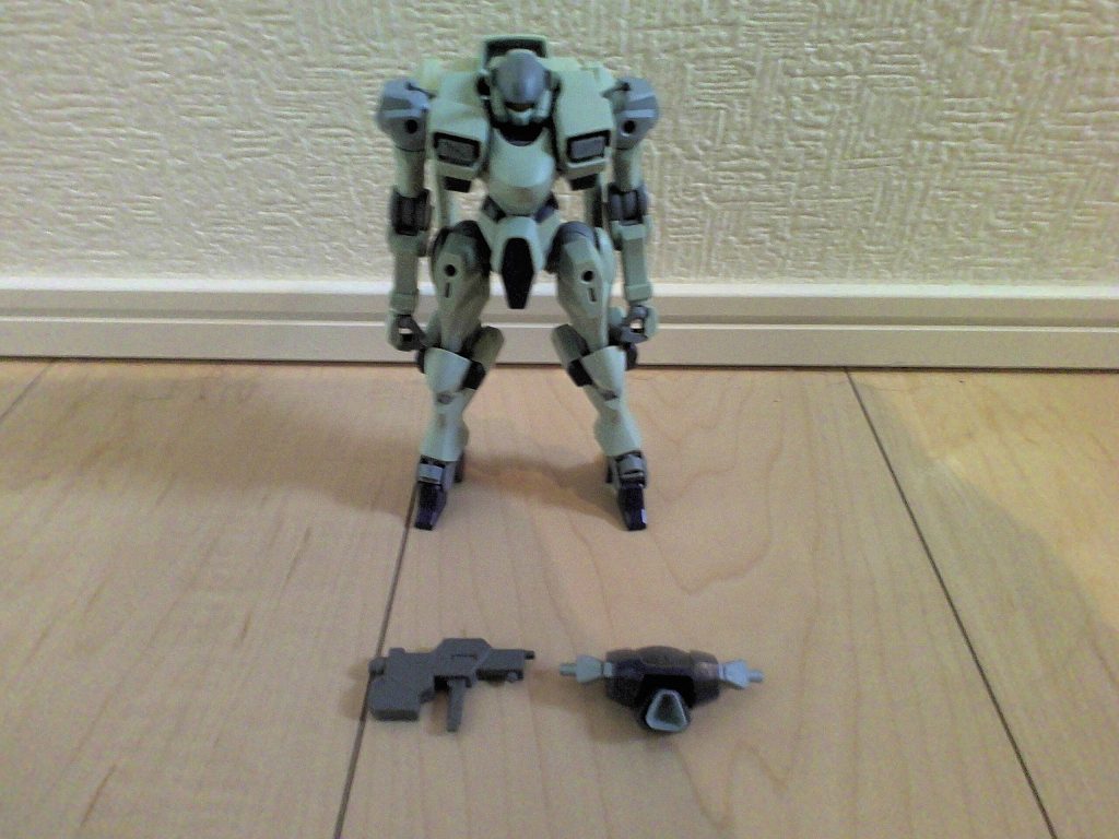 今回のオールスターキャストです。・ザウォートストライカーｘ１・砲撃用ストライカージャケット（キャノン付けるの忘れていましたｗ）・ビームガン今回のコンセプトは戦況に応じて武装を換装することができる量産機です。戦況に合わせて選択する武装はストライカージャケットと呼んでいます。ストライクガンダムやリ・ガズィみたいな感じです。基本は陸戦（白兵戦）を想定しているのでより運動性能を上げるためソールの形状を変更し、追加武装は排除しています。