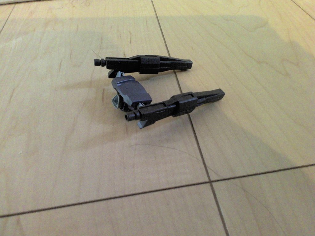 「アーティラリージャケット」艦砲射撃級の威力を誇るビームキャノンを打つ砲撃戦用ジャケットです。スラスターが起動しなくなったりキャノンが焼き切れたりしたらパージする使い捨て設定です。