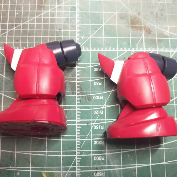 ズゴック基礎改修ふくらはぎ上部をカットし、直角以上に可動域を広げたその分膝が寂しくなるのでカット&位置調整してボロ隠しを行った腕は4ミリ延長し、シルエットを整えた モノアイ部は新設カットしたマグネットバーにプラバンを上下からサンドする形でレール部分を作っているちなみにレールの上下は2ミリ幅の結束バンドでディテールを足しているモノアイの裏にもネオジム磁石を貼ることで、マグネットバーに沿って自由に位置調整出来るようにしている（2枚目）