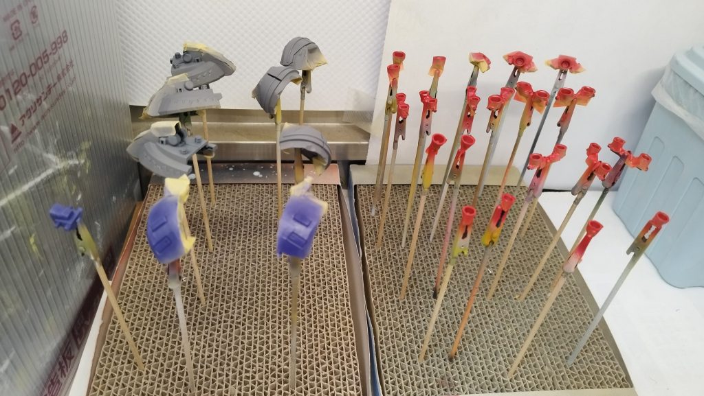 部分塗装が必要な所だけ切り出して、マスキングからサフして塗装