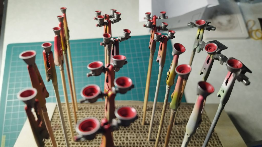 バーニアの縁は拭き取りで、成形色活かしです。