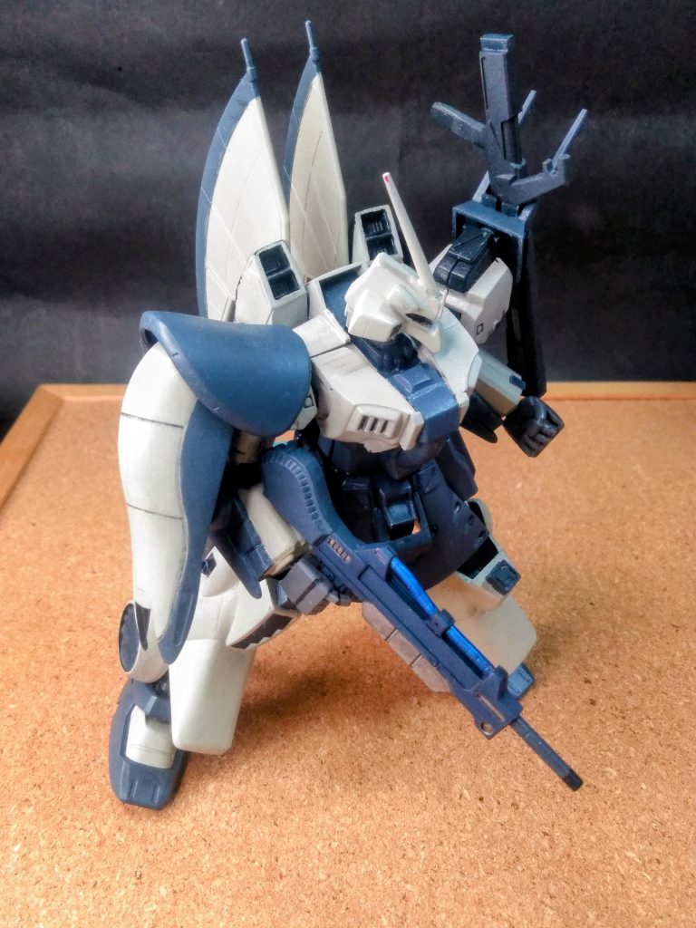 さて！『ディジェ』の第一印象は『ゲルググ』じゃねッ❓🙄ですよね 🙂❓更にヤヤコシイのは『リック・ディアス』を原形機にしている 😳なんて、設定が在る事です 🌀？🙃🌀？ そして、ビームライフルは『百式』と共通イウ・・・😒💨