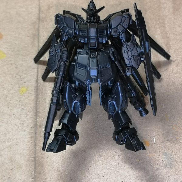 RGウイングゼロの製作で気持ちが急いてミス連発したので、気分転換にアーティファクトのHi‐νをいじり始めました。合わせ目を消して、スジボリの練習がてらに掘りなおしてみて、黒サフ吹いて白でドライブラシ？そんな繊細なもんじゃなくてガサガサーっとやってこんな感じ。ライフルの合わせ目が消えてないですねぇ、スジボリもはみ出して傷になっている所がありますが、今回は気にしません。と言うか、このサイズになるとパッと見だと分からないので、自分の気の持ちよう次第ですね。さてさて、ココから何色に塗りましょうか？オーソドックスに青～紫系統か？試作機っぽくクリーム色＋オレンジと思いましたが、そうすると下地はこの色じゃない気がするし・・・何も考えずに作業してると困りますね(ﾟーﾟ*)ﾌﾌﾌ（4枚目）