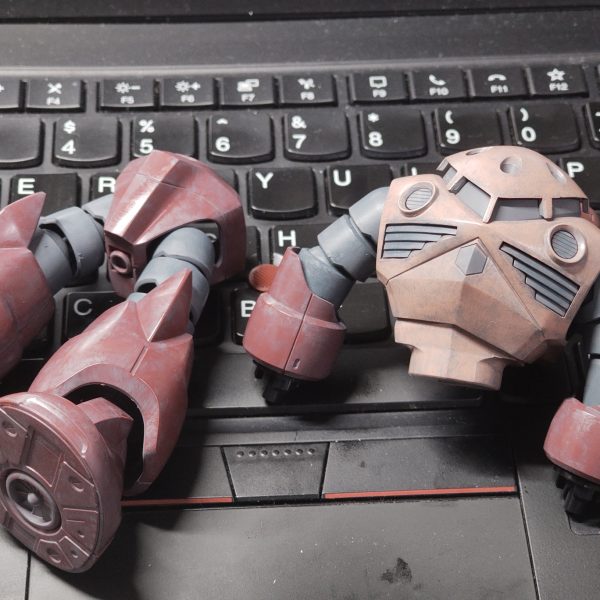 (タイトル間違ってたので修正)結局、筆は使ってると毛先が広がってバサバサになってしまうので、もうAmazonで50本何百円みたいなやつでいいのでは?とか思いながら、筆の幅が広そうなのでやめて、100均とか文具屋で安い細い平筆探しの旅をしていて、タミヤの黒軸の安い方を試してみたんです(300円以下?)。うん、シャアピンク塗りにくい(色乗りにくい)から、こんなもんかなぁ、って2、3周した後、筆先広がりつつあって温存してたSSDブラシ使ってみたら、めちゃくちゃ塗り易くてびっくりした。1000円ぐらいするんですよね... やっぱり間をとって上野文聖堂のハイセーブルか(500円くらい?)。1枚目: シャアピンク2、3周くらい2枚名: その後SSDブラシで塗ったところ。まだあずき色は塗ってもいいかも。3枚目: 左からタミヤの黒軸安い方、上野文盛堂ハイセーブル、モデルカステンSSDブラシ（2枚目）