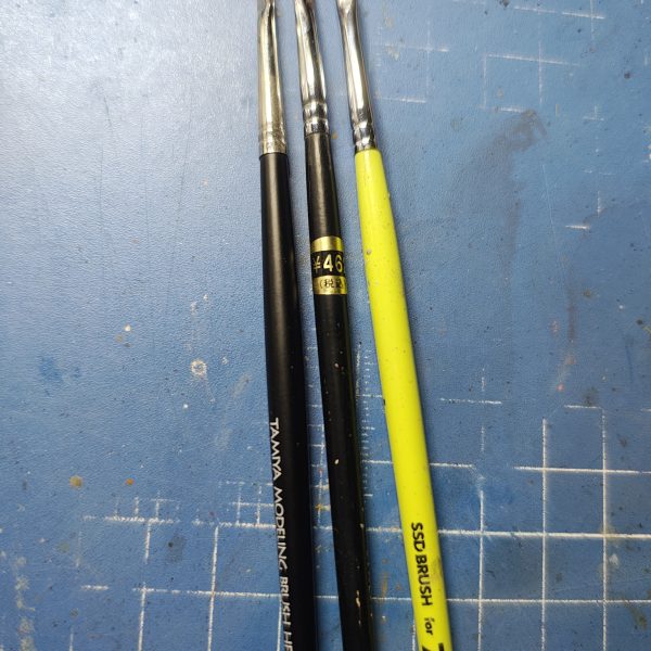 (タイトル間違ってたので修正)結局、筆は使ってると毛先が広がってバサバサになってしまうので、もうAmazonで50本何百円みたいなやつでいいのでは?とか思いながら、筆の幅が広そうなのでやめて、100均とか文具屋で安い細い平筆探しの旅をしていて、タミヤの黒軸の安い方を試してみたんです(300円以下?)。うん、シャアピンク塗りにくい(色乗りにくい)から、こんなもんかなぁ、って2、3周した後、筆先広がりつつあって温存してたSSDブラシ使ってみたら、めちゃくちゃ塗り易くてびっくりした。1000円ぐらいするんですよね... やっぱり間をとって上野文聖堂のハイセーブルか(500円くらい?)。1枚目: シャアピンク2、3周くらい2枚名: その後SSDブラシで塗ったところ。まだあずき色は塗ってもいいかも。3枚目: 左からタミヤの黒軸安い方、上野文盛堂ハイセーブル、モデルカステンSSDブラシ（3枚目）