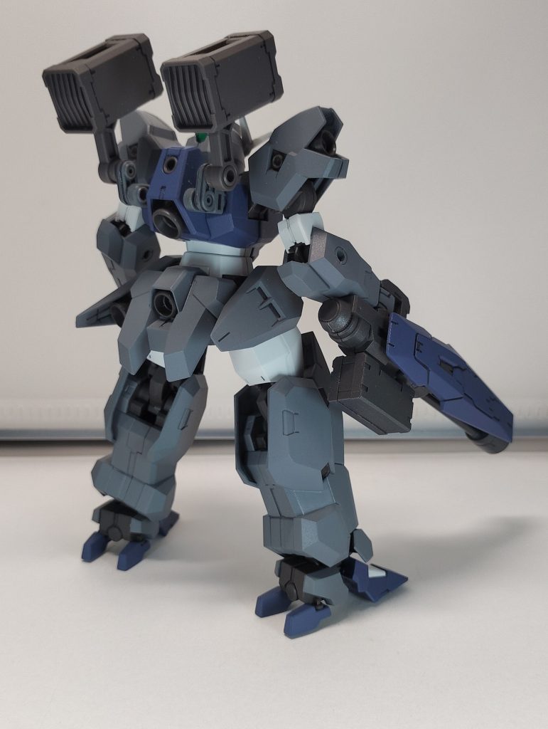 ミサイルポッドのアーム部分が少し短くて本体に隠れてしまうのでバトルアームズのジョイントを使って付けています。