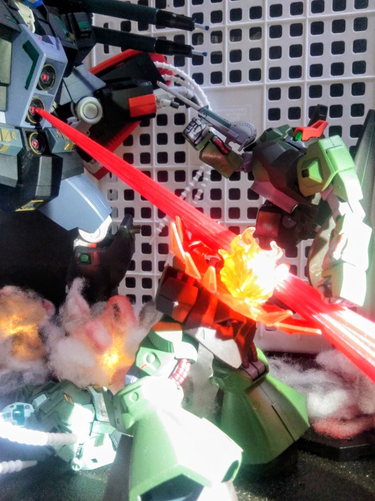 『ジンカ・クシャ 外務官』を炙り出す為、武力行使に出た『サイコ・ガンダム』(((😖)))『コロニー守備隊(リーア軍)』や『ジンカ・クシャ 外務官の護衛MS』のビーム攻撃をハネ除け、敵対する輩を「ビーム斉射」や「ドリル・ウイップ」を駆使して蹂躙をして行きます 🤕