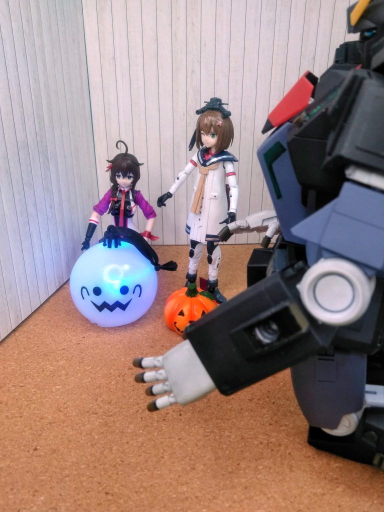 『ハロウィン』ハロウィンは、毎年10月31日に行われる秋の祭りです。元々は古代ケルト人の「サウィン祭」が起源で、夏の終わりと冬の始まりを祝い、死者の霊が家族に会いに現世に来ると信じられていました。悪霊から身を守るために仮装したり、魔除けの焚き火をしたりしたことが、現代の仮装のルーツです。現在では宗教的な意味合いは薄れ、日本でも子供たちが仮装してお菓子をもらう「トリック・オア・トリート」などの娯楽行事として親しまれています。 『日本じゃ、"こすぷれぱーちぃー"と、思われてるミタイだね』(演:シグレカイサン)『南瓜が「じゃっくおーらんたん?」』(演:ユキカゼカイニ)『・・・ガカクニオサマラナイ💦』(演:サイコガンダム)