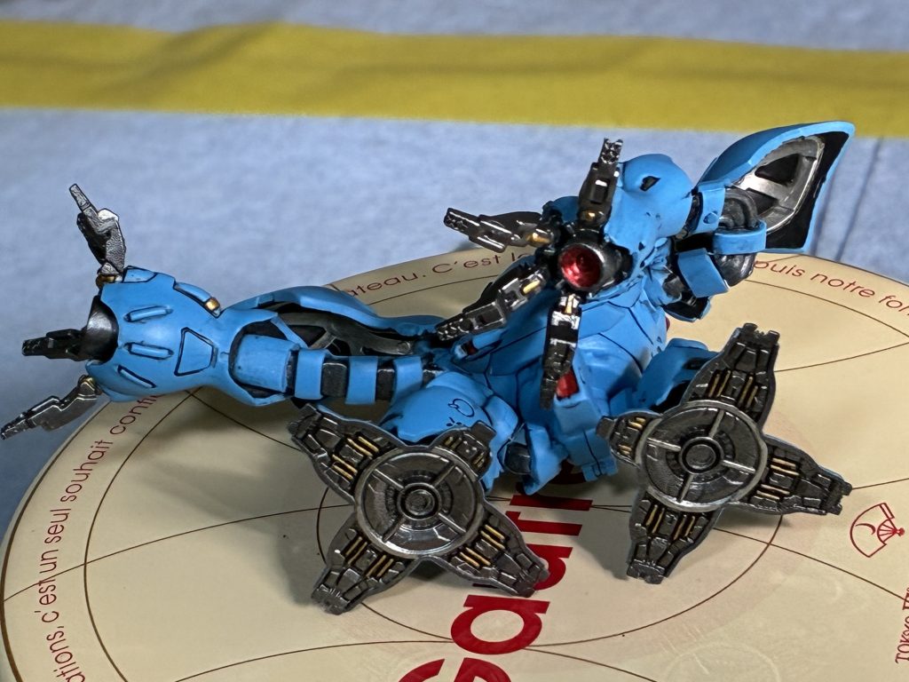 目立たないところですが一応肩アーマー内側も足裏も塗り分けはしてみました🙂