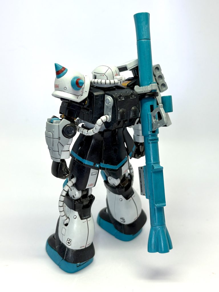 背面。白黒を部分塗り分けしてます。スカートのラインをマスキングで再現するのが大変でした。