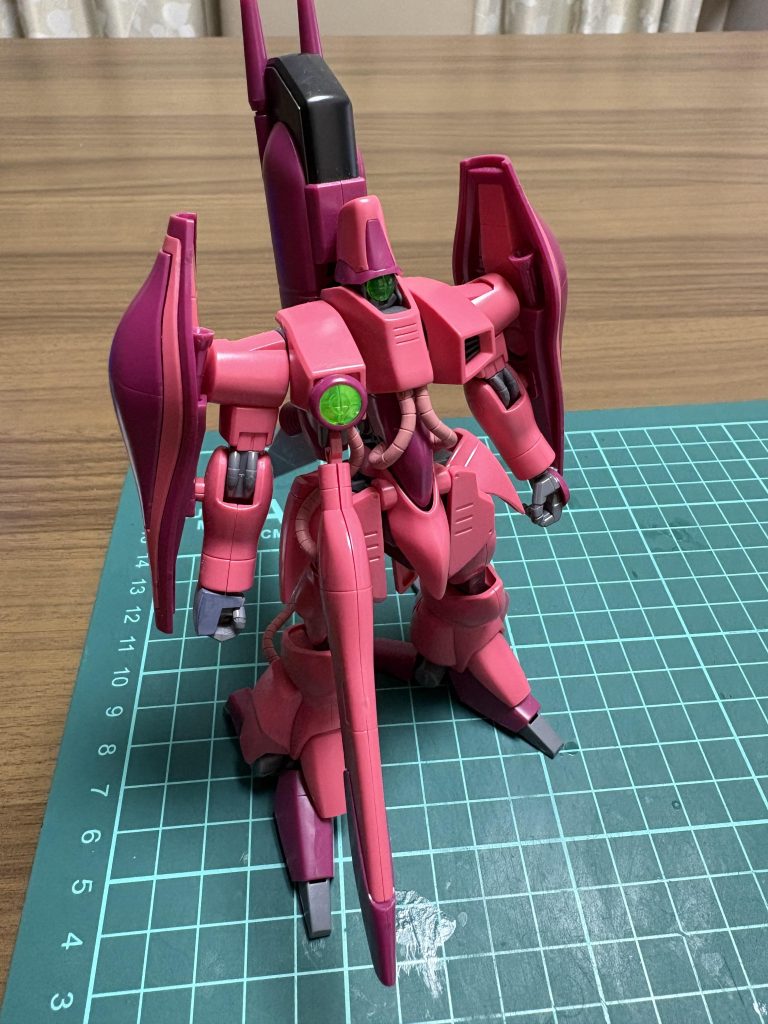 塗装前の姿。合わせ目はとても多かった。背中に背負ってるヤツの後ハメのか面倒でした。