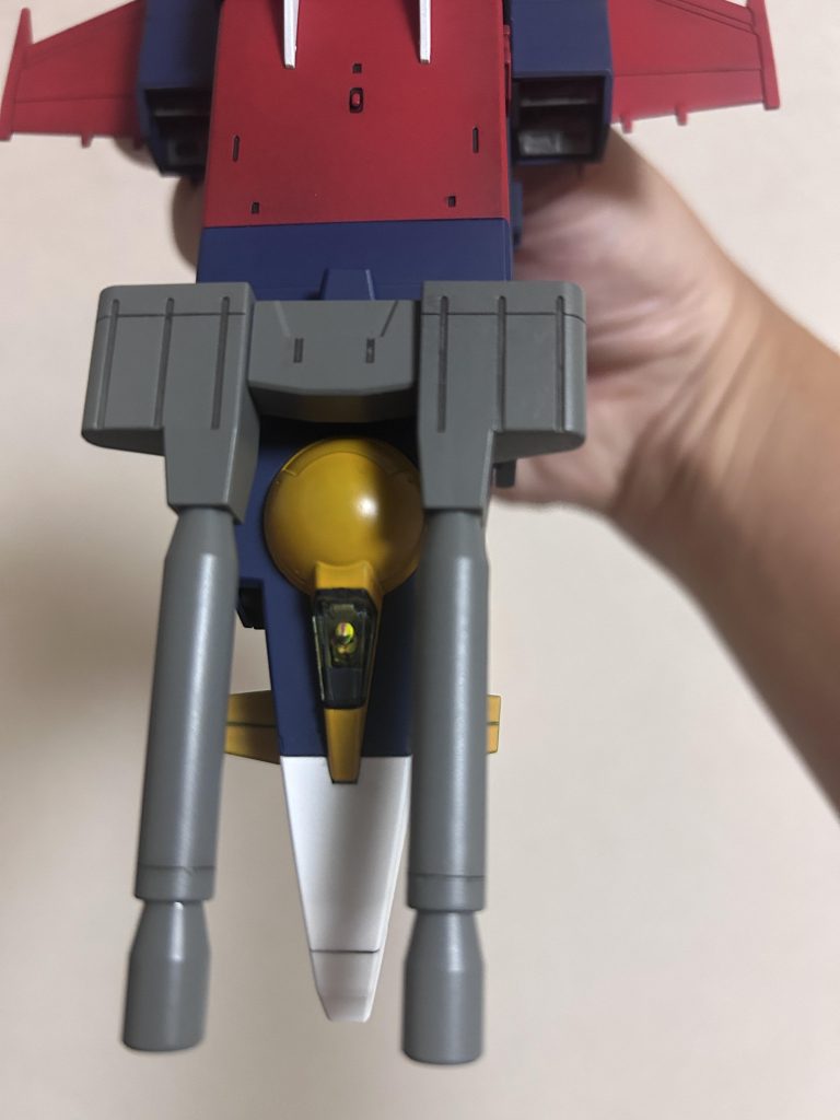 ビルダーズパーツのパイロットフィギュアをコクピットに配置してセイラさんが搭乗している風に改造しました。