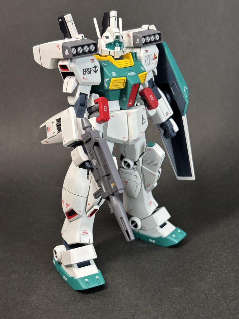 腰のミサイルランチャー一体式、塗り分けめんど。