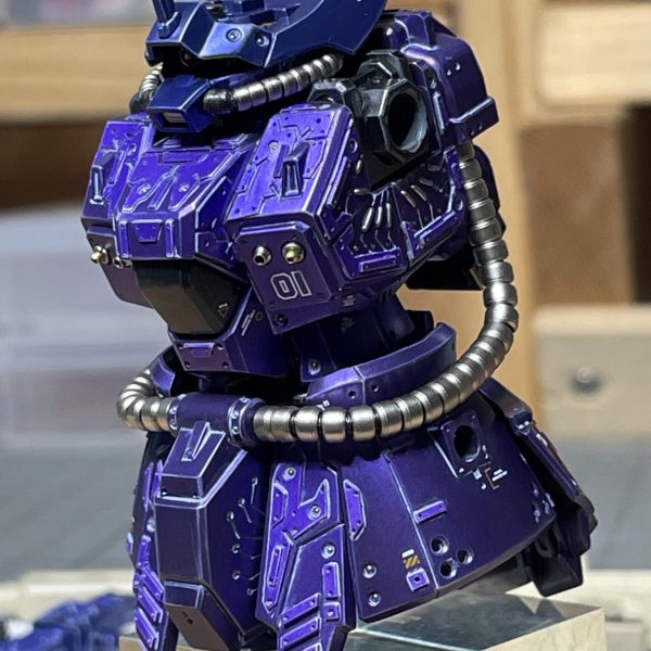 HGUC イフリート・ナハト仕上げの半艶クリアまで完了しました。上半身を組んで様子を見てます。メタルの動力パイプも半艶を吹付けましたが忍んでませんね🤣（3枚目）
