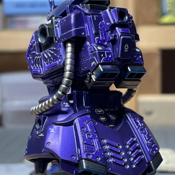 HGUC イフリート・ナハト仕上げの半艶クリアまで完了しました。上半身を組んで様子を見てます。メタルの動力パイプも半艶を吹付けましたが忍んでませんね🤣（2枚目）