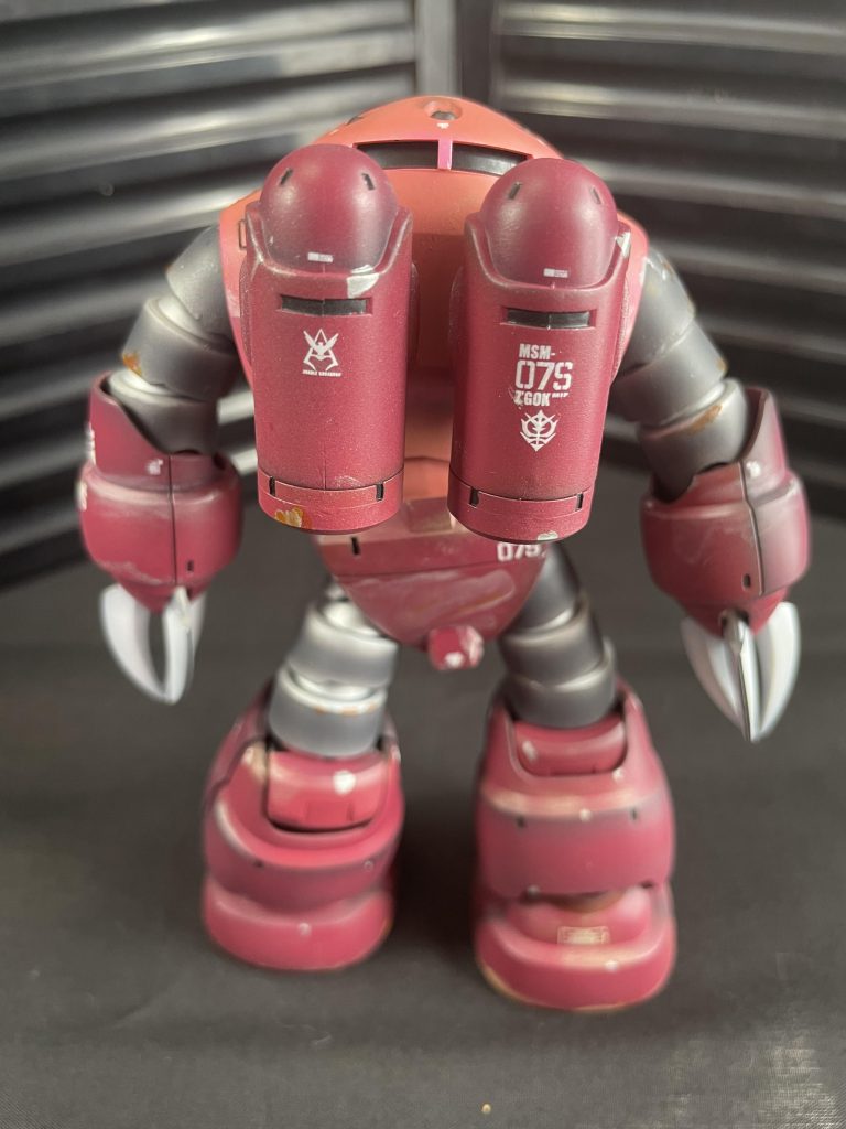 後ろ向きです。一応、赤錆と塗装剥げと土埃を表現したくて、タミヤウェザリングマスターとエナメル塗料でウェザリングしてみました。