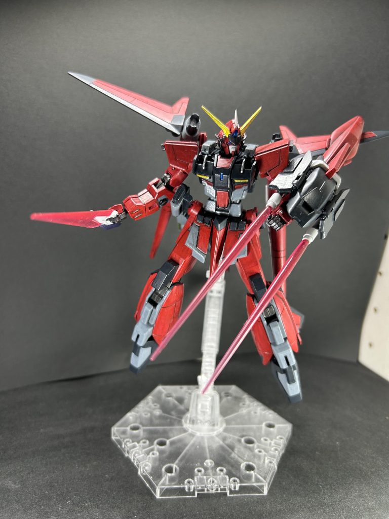 腰部にはイモータルジャスティスのビームブーメラン、シールドにビームサーベルを装備。ジャスティスに近い近接戦闘が可能。