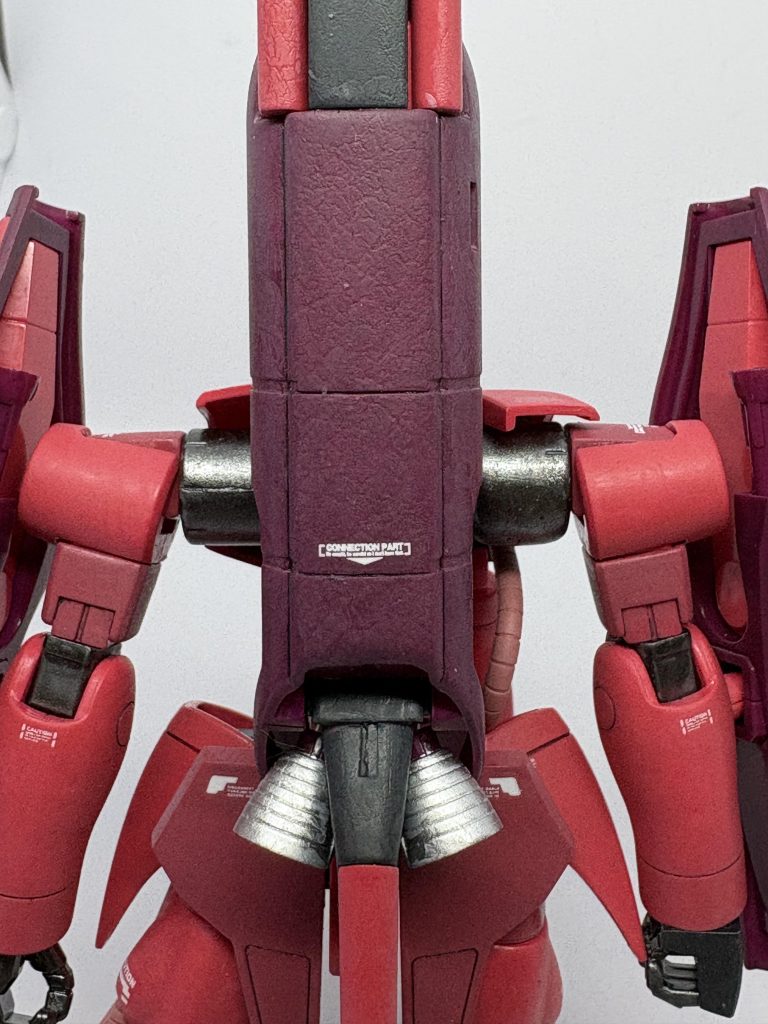 右の脇の金属カラーのパーツ、紛失されてたのでパテで作りましたが…歪んでますね。