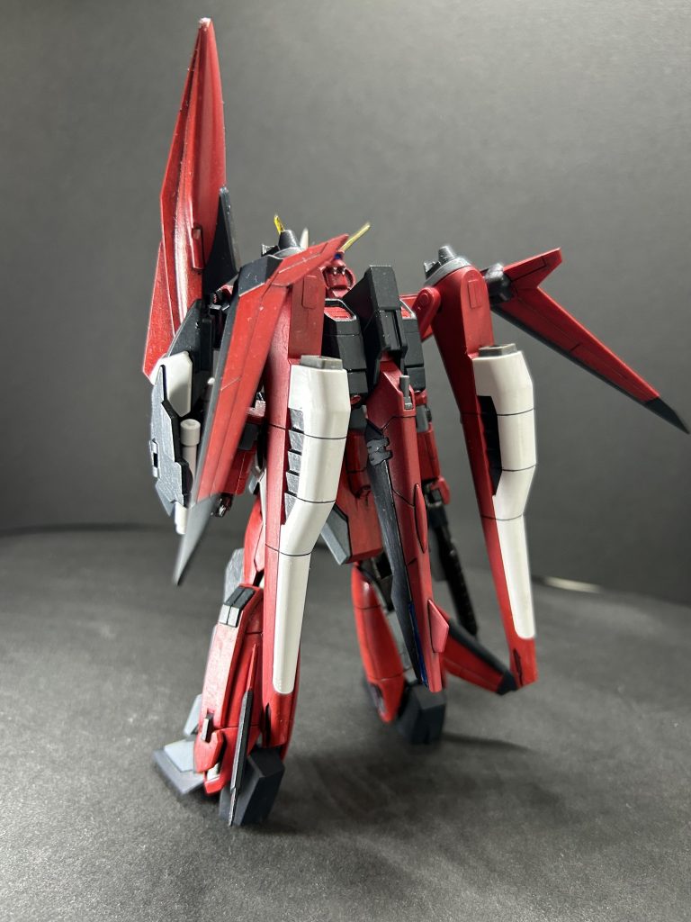 塗装はアスランのイメージカラーである赤に。背部はセイバーと同じレイアウトに。