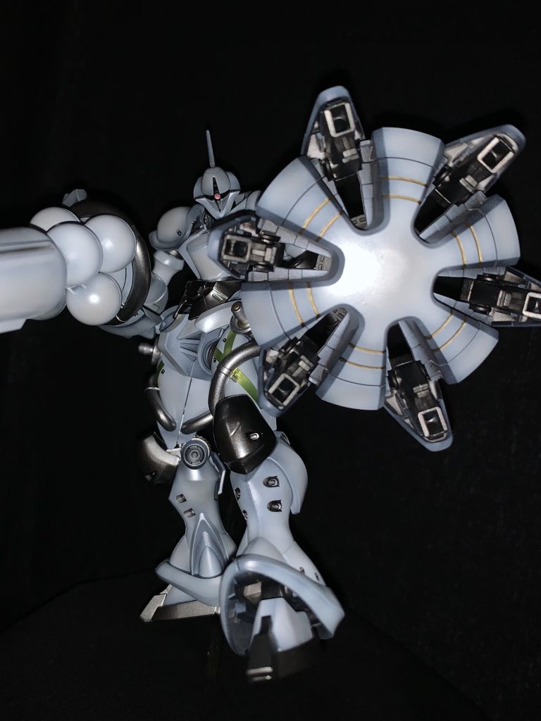 盾から飛び道具はギャンですね!盾に弾薬仕込んだ外連味たっぷりのギミック武装が堪りません!w