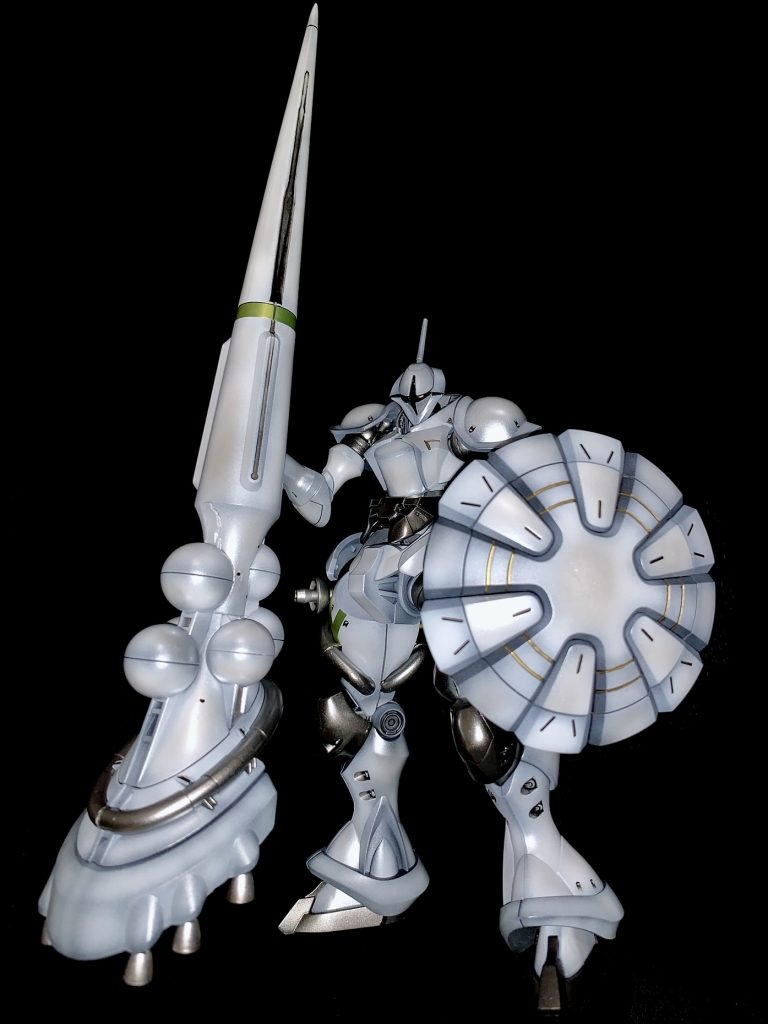 このデカい武器にデカい盾がいいですね〜。モンハンでも昔からランス装備メインなのでど真ん中でしたw ただ、写真に収まらないし、飾る乗り大変なロマン装備ですね。