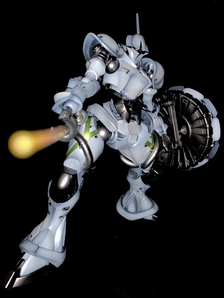 やはりギャン、サーベルも似合います。手首が可動するおかげでフェンシングもできますよ。キシリアの騎士って感じですね