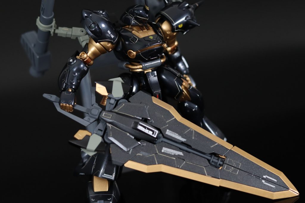 タクティカルアームズを装備。普段は背中にマウントし、ブースターとして活用しているが、白兵戦や対艦戦などでは大剣として使用する。とりあえず男の子が好きな武器です。