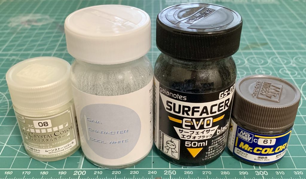 主な使用塗料ですパールはハイライトを入れたかった曲面に部分的に置くように吹きました。初めての試みでしたが、光が当たると綺麗なので良かったです。