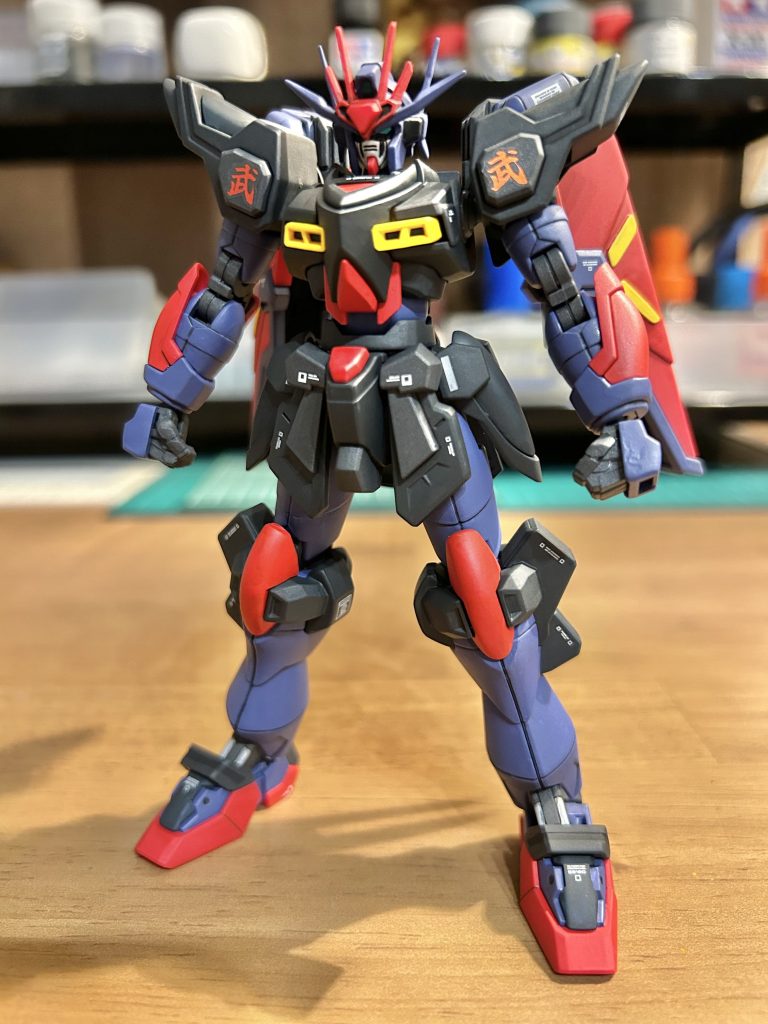 フェイスのツノをシャープ化&延長背部ウィングにプラ板でイエロー追加100均で購入した漢字シールを肩に貼り付け顔部分に黒ラインをスジボリで追加筆塗り塗装仕上げ