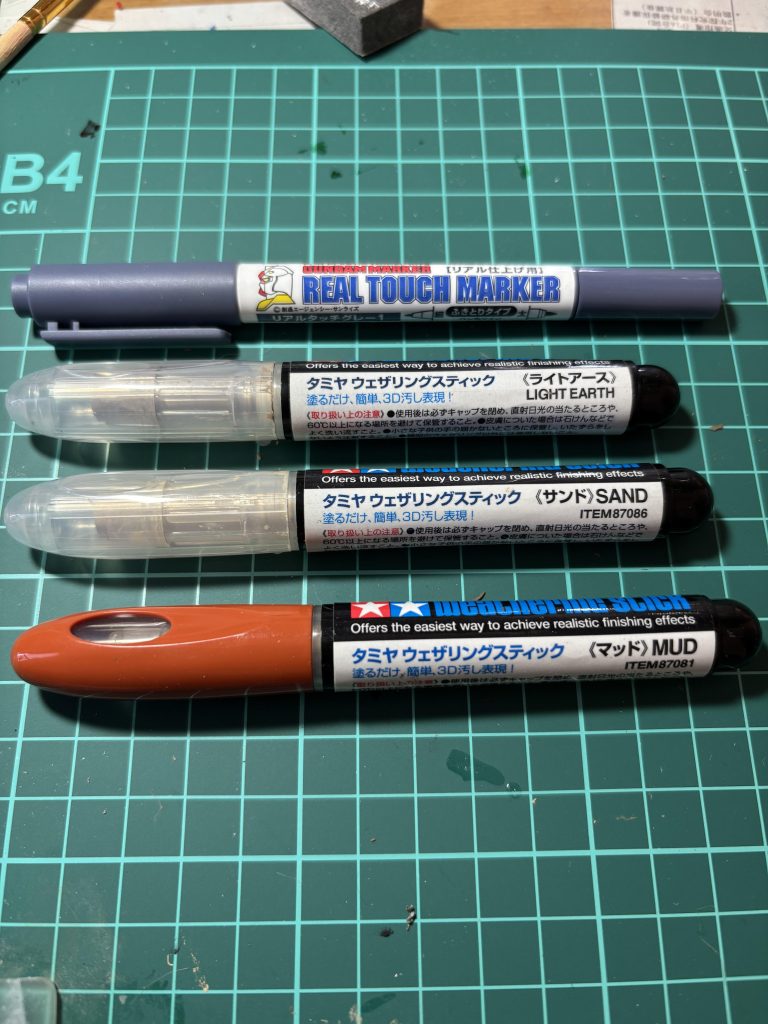 お店で見かけたタミヤのウェザリングスティックを使ってやってみました。