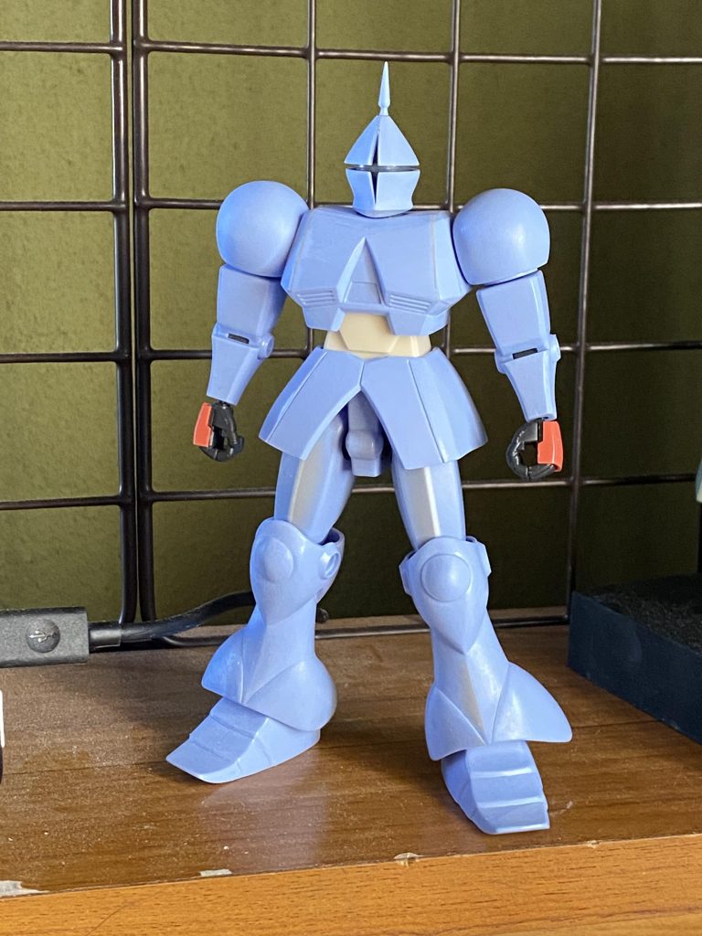 頭は中央で切断しモノアイレールを整えてアゴを付け足しました。胸部はハの字、胴体は陸戦型ジムを改修したものフンドシは若干前に設置、太ももは1mm幅増しました。膝は切り取って作り直していますが、膝下はスジボリ、表面処理のみで目立った改造はしていません。可動部はポリキャップ、ボールジョイント化、足先は細くするか悩みましたが、薄く幅広のイメージだったのでそのままです。