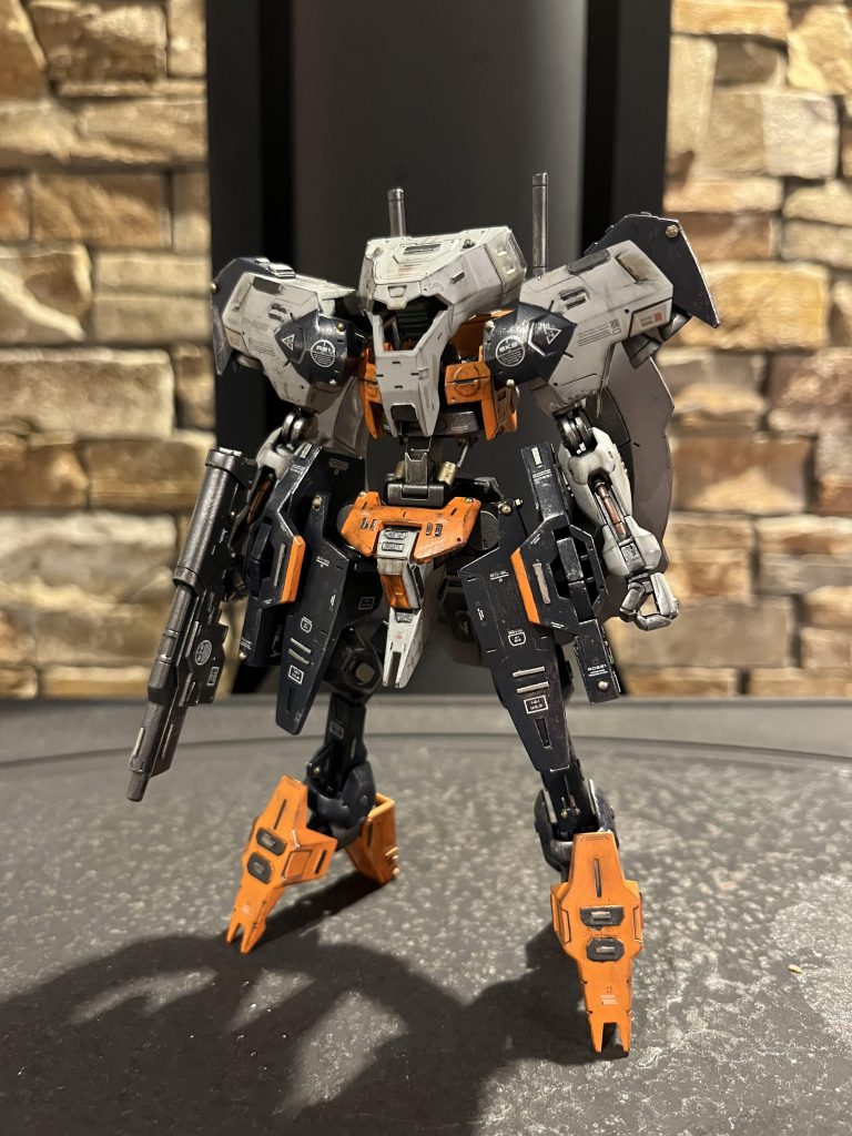 先ずは素立ちから！！ 今回のユーゴーは鉄血の中でもかなり独特なデザインをしている機体なので作っていてとても楽しかったです(*´˘`*)