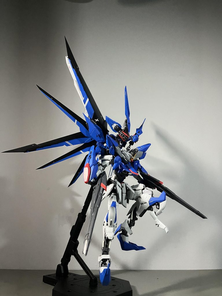 脚部の変形機構をいかして、隠しクローのような可動ギミックを仕込みました。