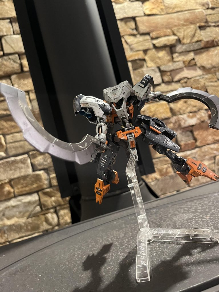 お次はユーゴーのメイン武器でもある円月刀でポージング！！ この独特なデザインの機体にとても似合っていてカッコいいですよね( *¯ ꒳¯*)